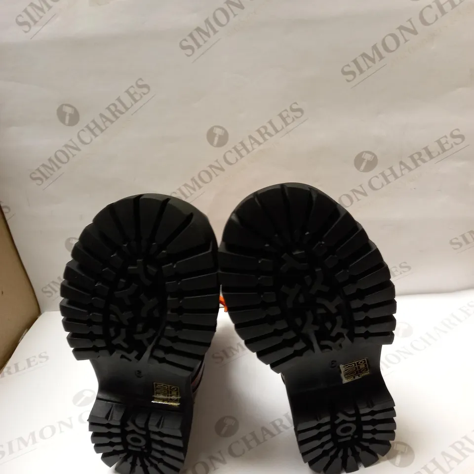 DESIGNER KOI VEGAN BOZO ORANGE AND BLACK FORK TOE BOOTS SIZE 6