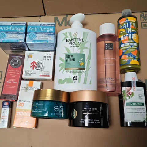 LOT OF ASSORTED HEALTH AND BEAUTY ITEMS TO INCLUDE PANTENE SHAMPOO, RITUAL OF HAMMAN AND RITUALS BATH FOAM