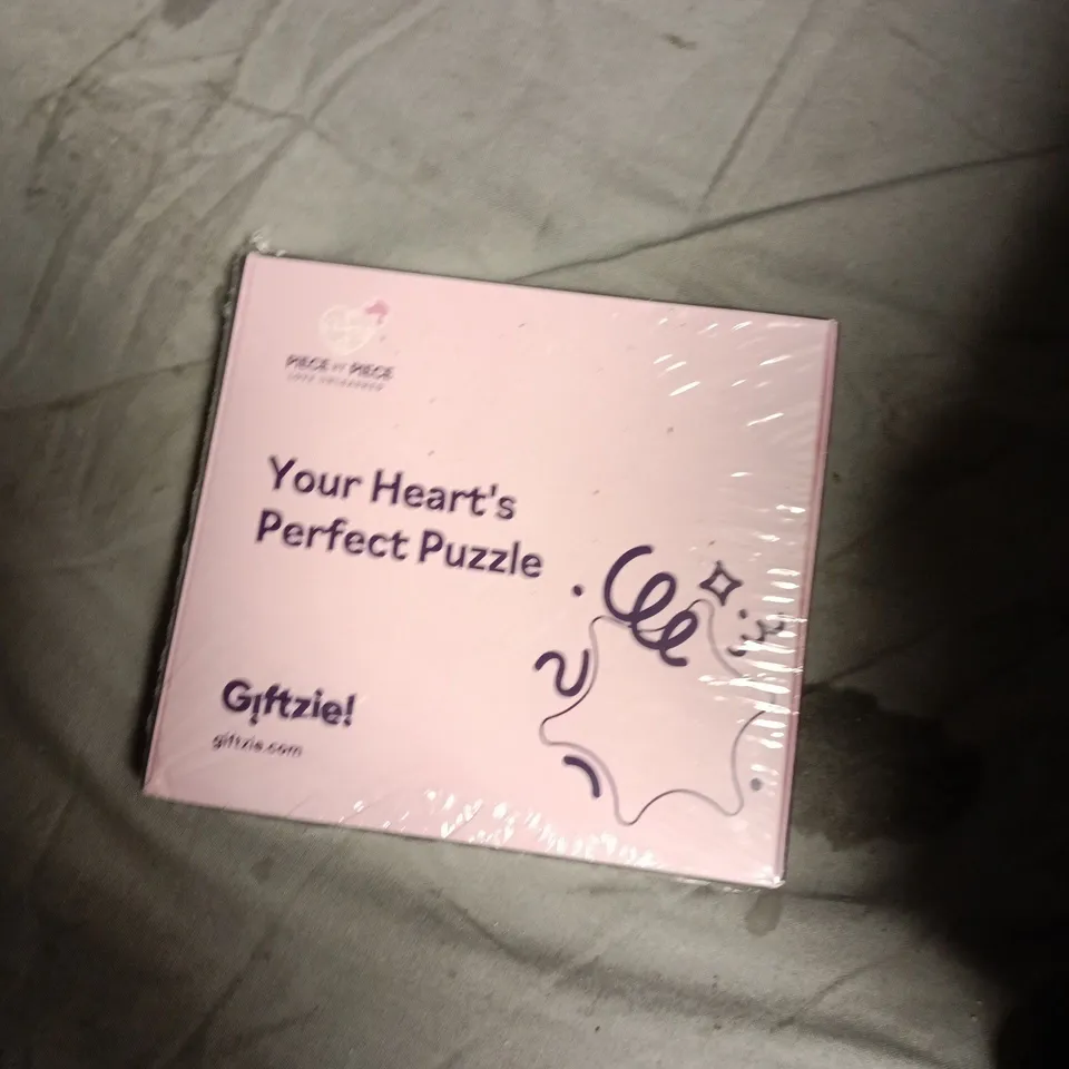 APPROXIMATELY 20 ASSORTED TOYS INCLUDING GRUMPY MONKEYS , YOUR HEARTS PERFECT PUZZLE AND I LOVE KITTENS CUTE FIGURES 