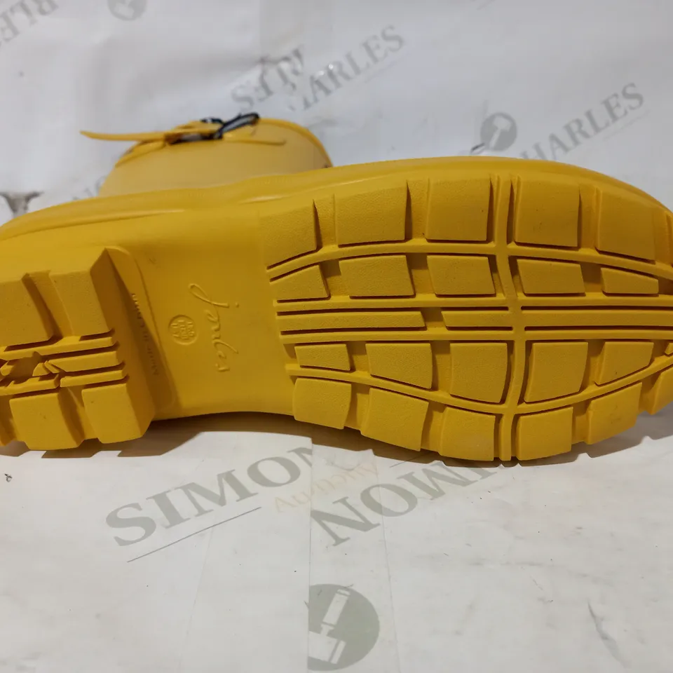 BOXED PAIR OF JOULES WELLINGTON BOOTS IN YELLOW UK SIZE 5