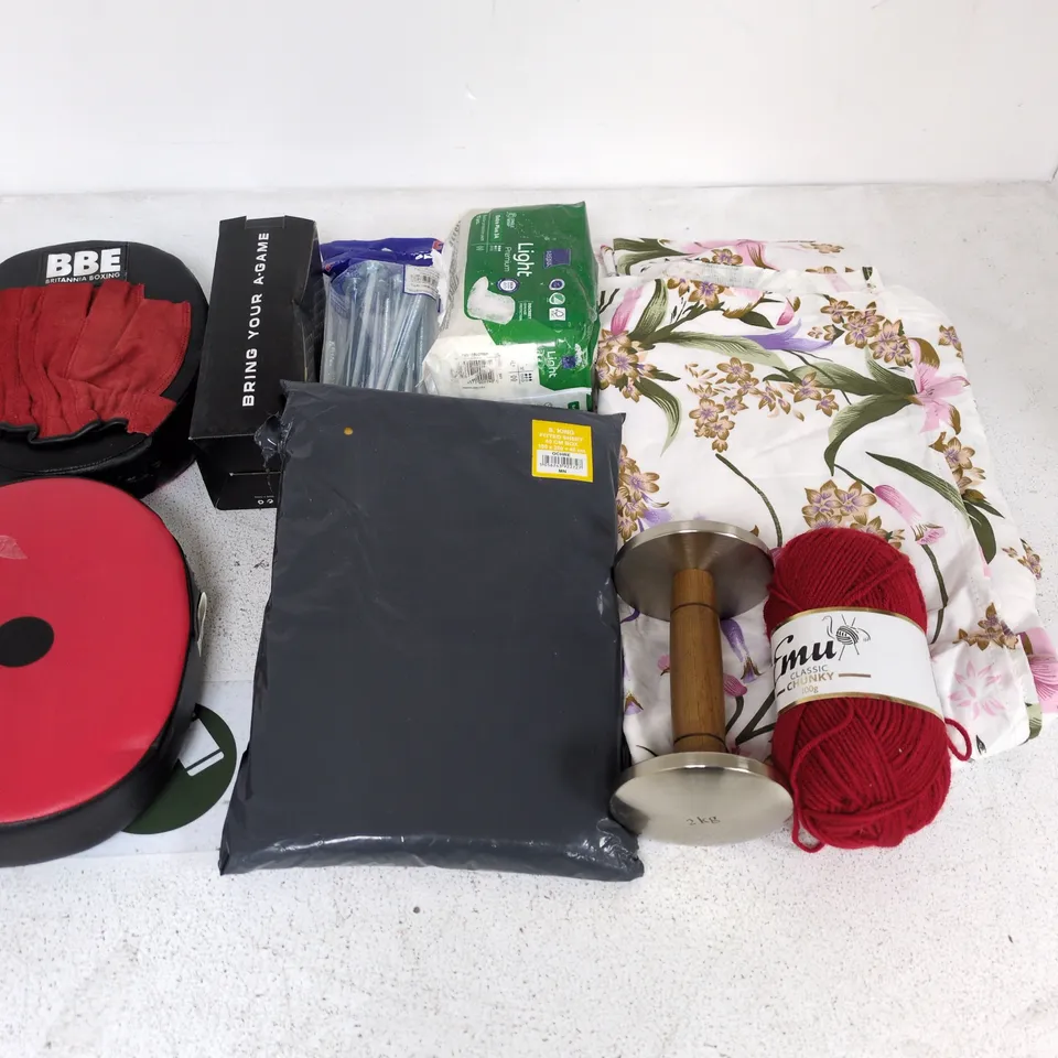 LARGE QUANTITY OF ASSORTED HOUSEHOLD ITEMS TO INCLUDE HOOK & JAB PADS, VELVET HANGERS AND HOME FABRIC ITEMS
