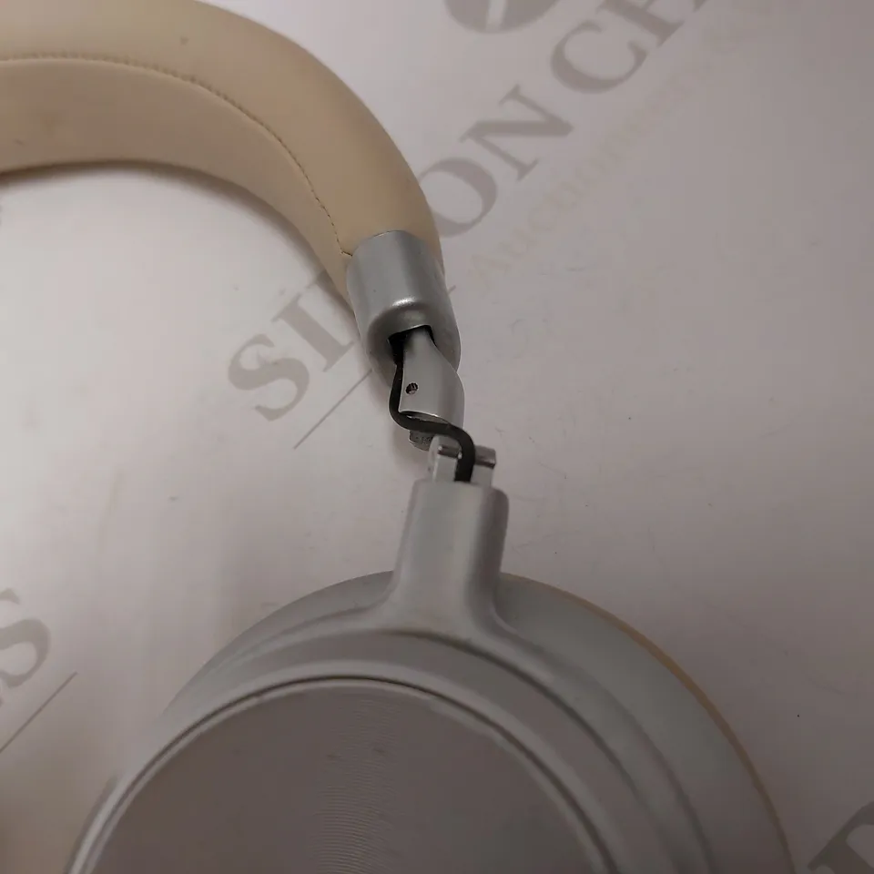 TOMMY HILFIGER HEADPHONES ON EAR