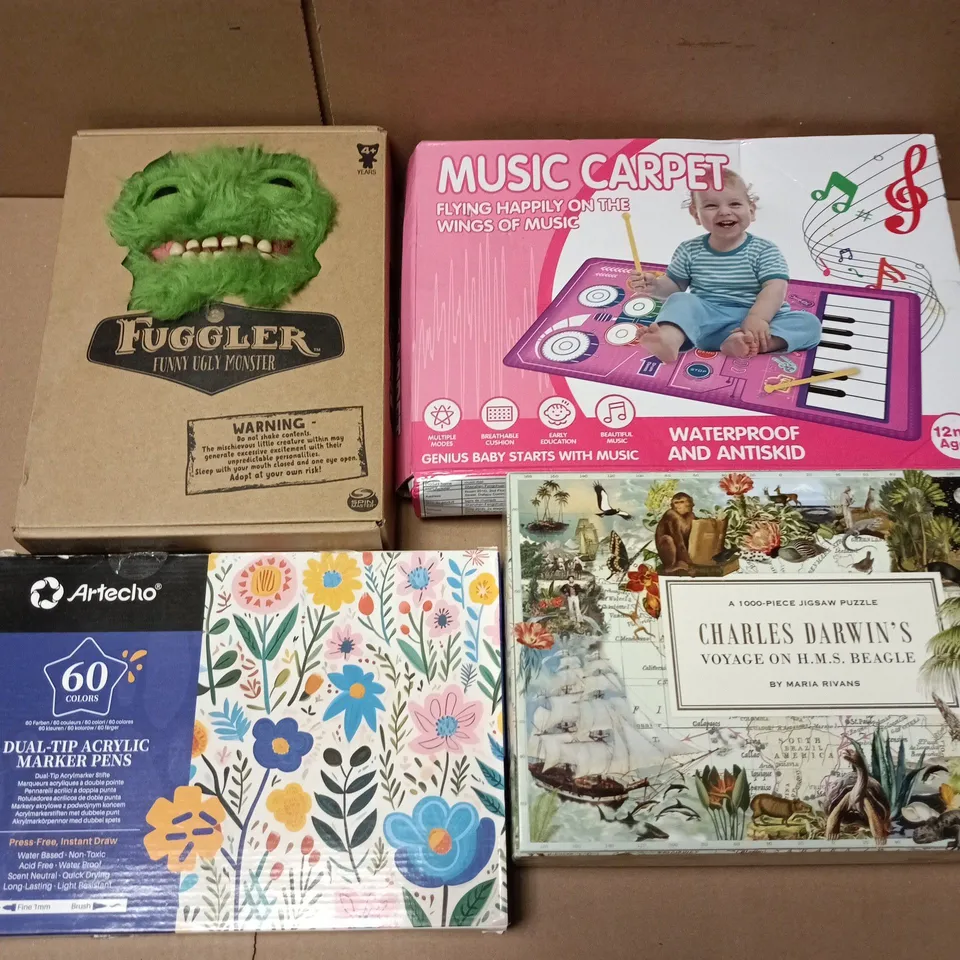 APPROXIMATELY 20 ASSORTED TOYS, GAMES, GIFTS AND NOVELTIES TO INCLUDE MUSIC CARPET, CHARLES DARWINS VOICE ON HMS BEAGLE JIGSAW, FUGGLER PLUSH, ETC - COLLECTION ONLY