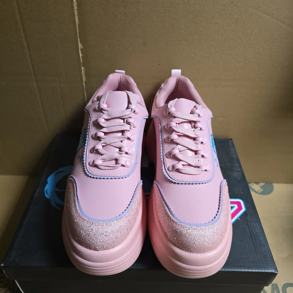 BOXED PAIR OF KOI X HATSUNE MIKU VIRTUAL DIVE MIKU CHUNKY TRAINERS - PINK (UK 8)