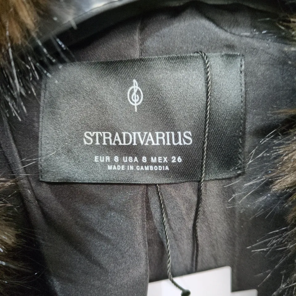 STRADIVARIUS FUR COAT – EU 6 / USA 8 / MEX 26 
