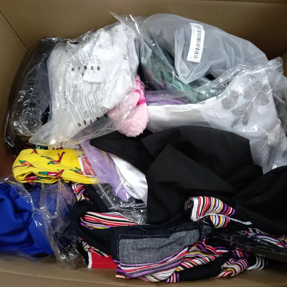 BOX OF APPROXIMATELY 20 ASSORTED CLOTHING ITEMS TO INCUDE - SOCKS , JUMPERS , T-SHIRTS , TROUSERS,ECT 