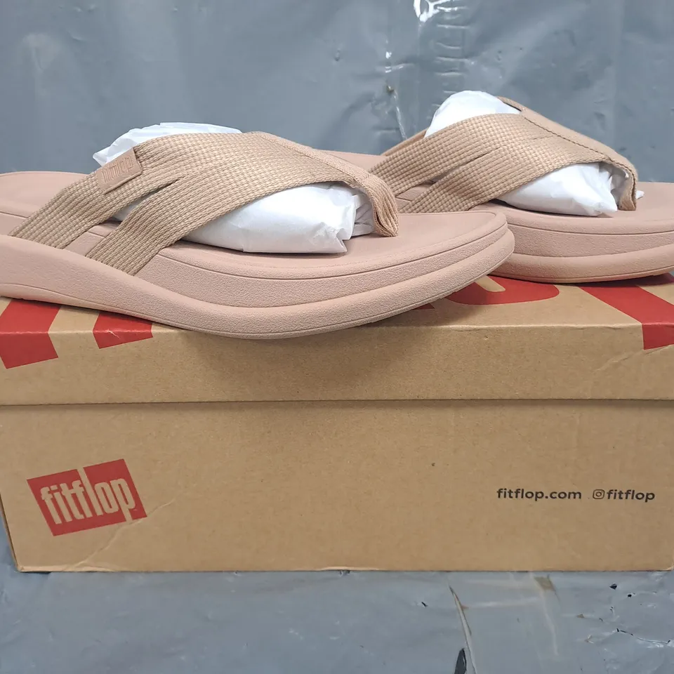 BOXED PAIR OF FITFLOP T-POST FLATFORM SLIP FLOPS IN CLASSIC BEIGE SIZE UK 5