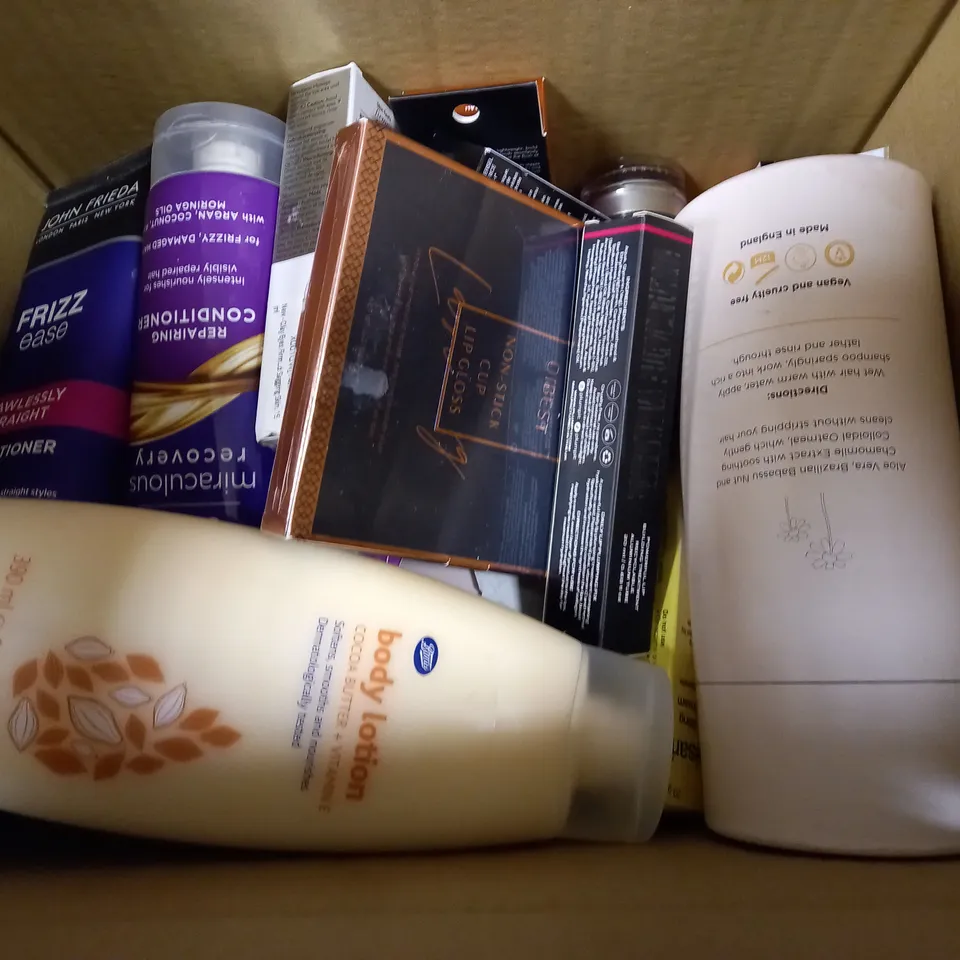 BOX OF APPROXIMATELY 20 ASSORTED COSMETIC ITEMS TO INCLUDE JOHN FRIEDA CONDITIONER, PLUMP IT DAILY FIX, BOOTS BODY LOTION ETC