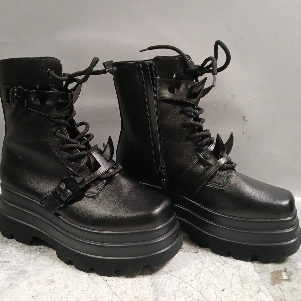 BOXED PAIR OF KOI SANTOKU TRIDENT SPIKE PLATFORM BOOTS IN BLACK SIZE UK 8
