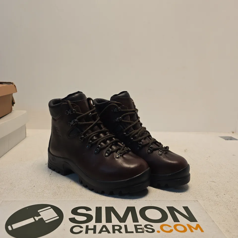 SCARPA HIKING BOOTS – EU 43 (UK 9)