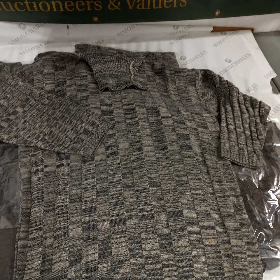 LOT OF 8 ASSORTED KNITWEAR CLOTHING ITEMS - VARIOUS SIZES