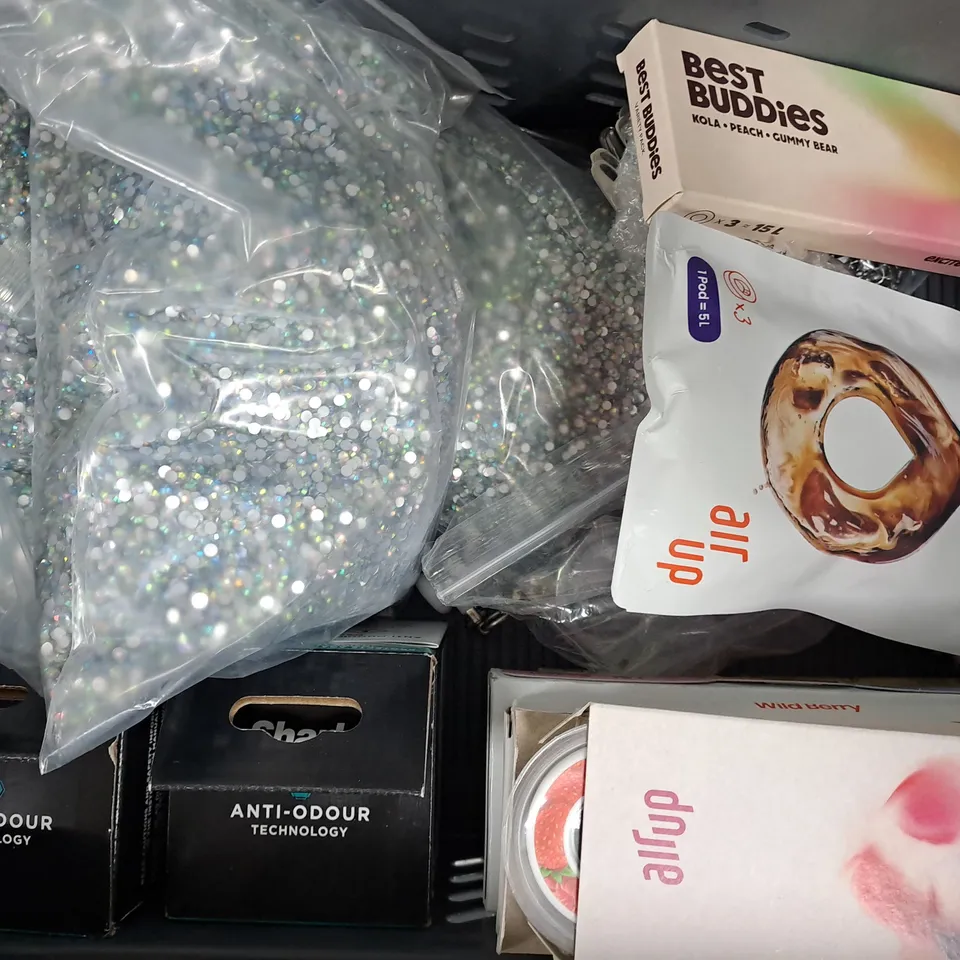 APPROXIMATELY 10 ASSORTED HOUSEHOLD ITEMS TO INCLUDE AIR UP AROMA PODS, PEUGEOT SALT MILL, ETC