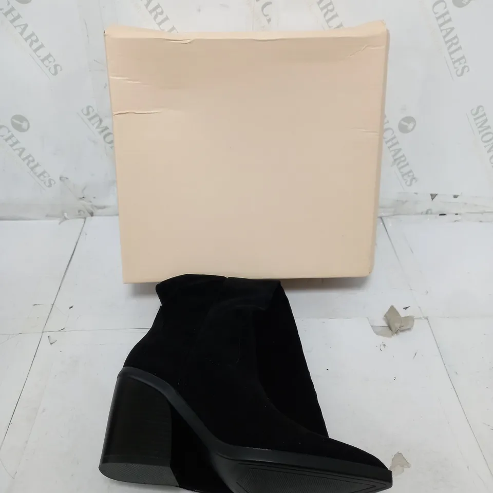 BOXED PAIR OF KNEE HIGH ZIP BLACK BOOTS SIZE 37