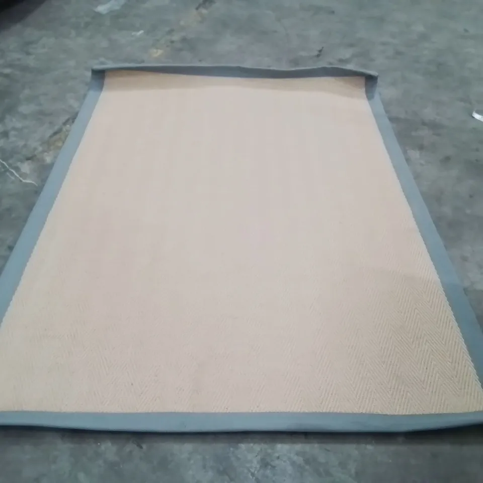 QUALITY DESIGNER AREA RUG - APPROXIMATELY 170X120CM