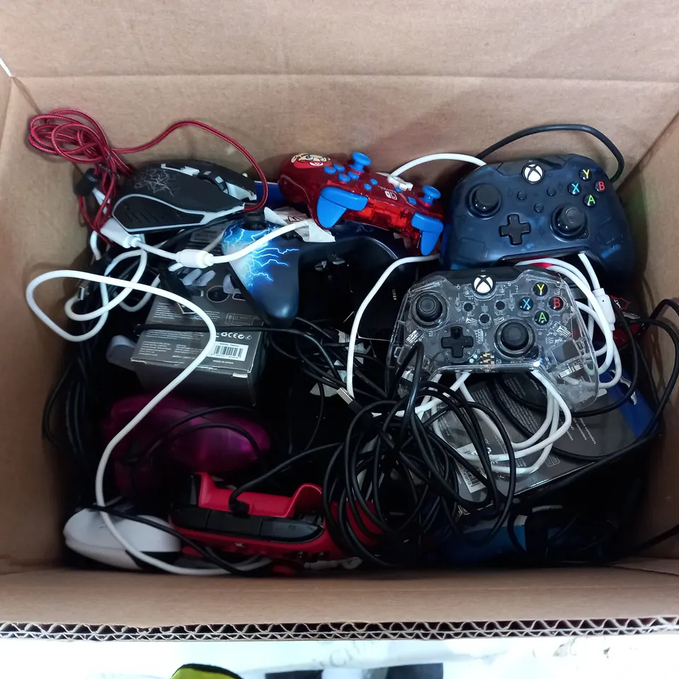 BOX OF APPROX 17 ASSORTED ITEMS TO INCLUDE - PDP XBOX CONTROLLER - SWITCH CONTROLLER - TRUST GAMING MOUSE ECT