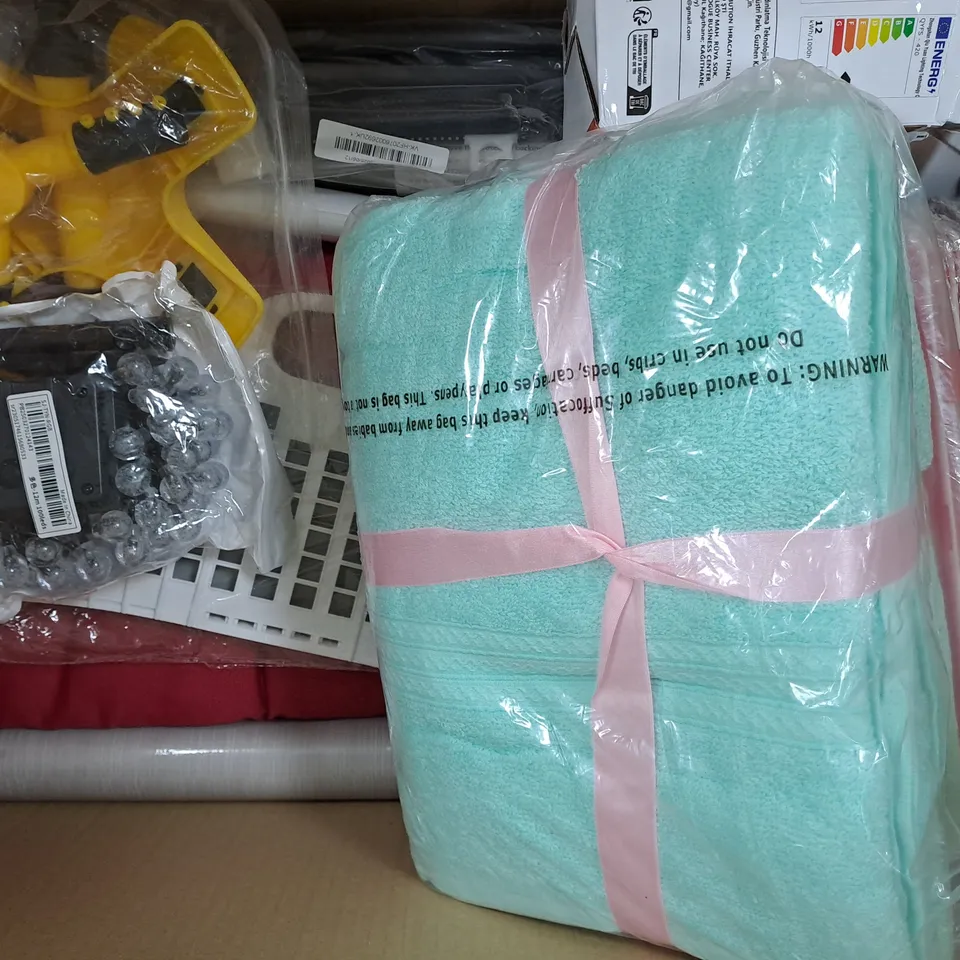 BOX OF APPROXIMATELY 10 ASSORTED HOUSEHOLD ITEMS TO INCLUDE APPLE BASKET, ETC - COLLECTION ONLY