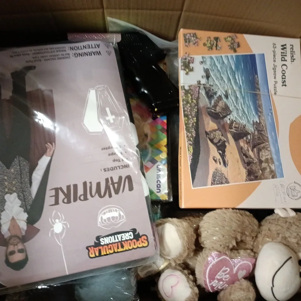 APPROXIMATELY 20 ASSORTED TOYS, GAMES, GIFTS AND NOVELTIES TO INCLUDE VAMPIRE OUTFIT, BE MINE MONKEY PLUS, ROSE DETECTIVE AGENCY DIY BOOK NOOK KIT ETC - COLLECTION ONLY