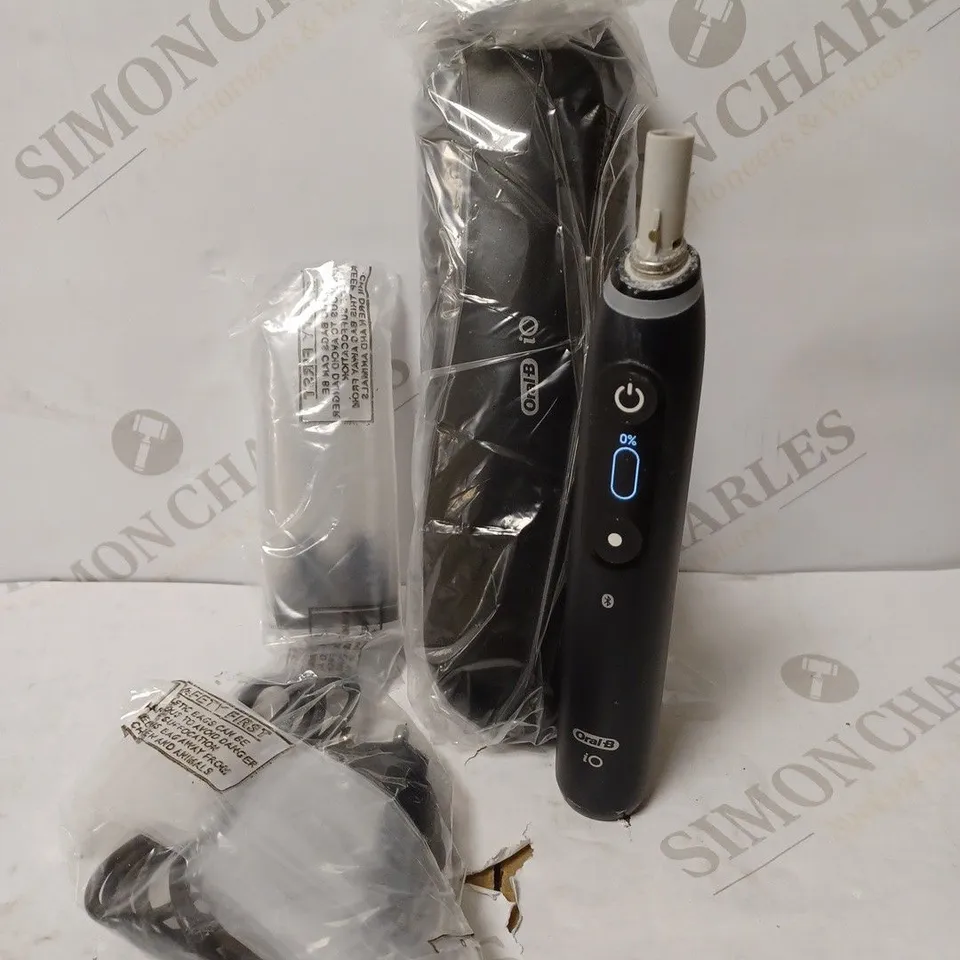 ORAL B IO9 SERIES TOOTHBRUSH