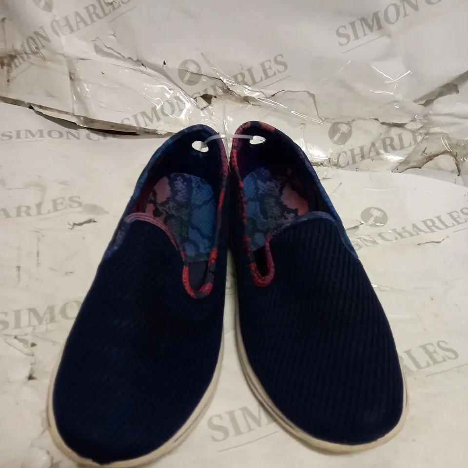 SKECHERS ORIGINAL GO WALK SLIP ON TRAINER - SIZE 5.5 UK