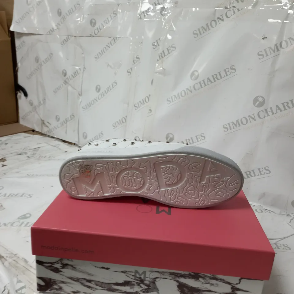 BOXED MODA SIZE 7 WHITE LEATHER ADELAID LACE UP QUILTED TRAINERS 