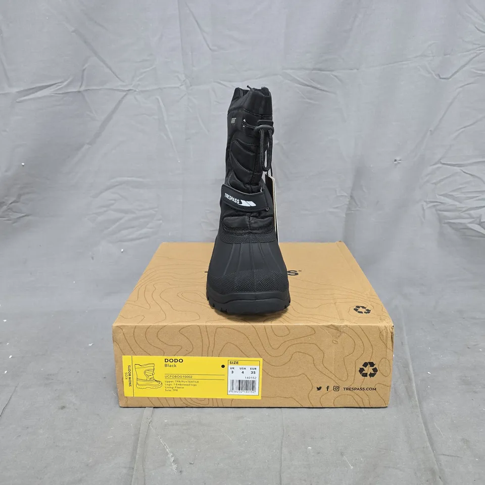 BOXED PAIR OF TRESPASS KIDS DODO SNOW BOOTS IN BLACK SIZE UK 3