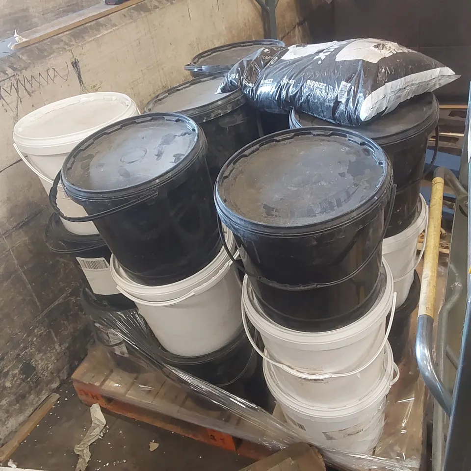 PALLET CONTAINING A LARGE QUANTITY OF ASSORTED GARDENING ITEMS INCLUDING CLAY PEBBLES ECT