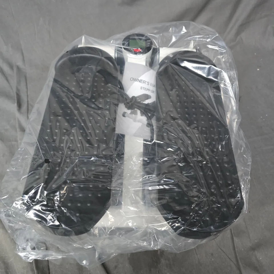 BOXED WHITE FITNESS STEPPER