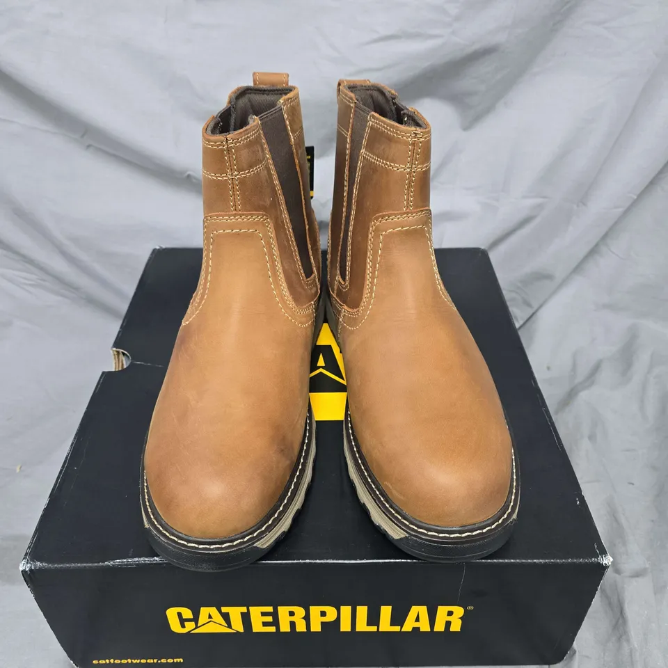 BOXED PAIR OF CAT PELTON ST S1 BOOTS IN DARK BEIGE - UK 10