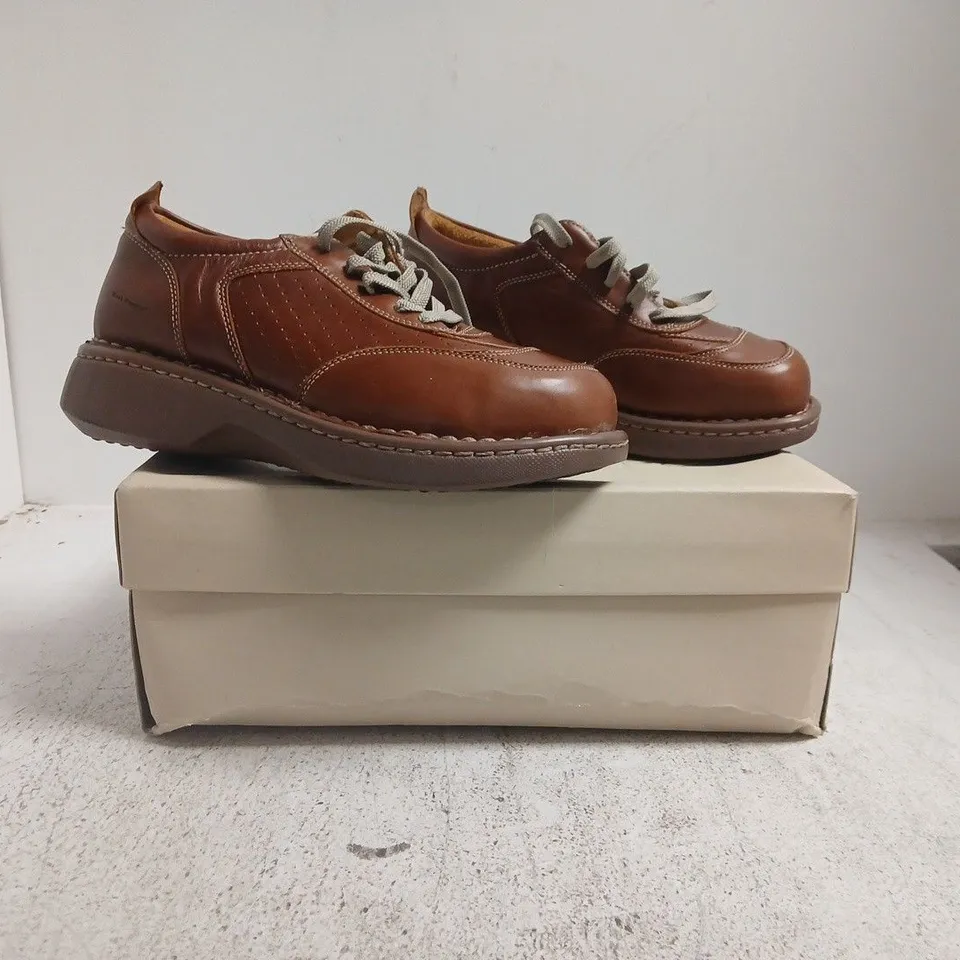 BOXED PAIR OF HUSH PUPPIES SHOES IN BROWN SIZE UK 6
