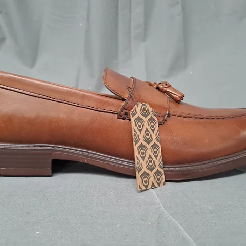 BOXED PAIR OF THOMAS CRICK CLAYTON LOAFERS IN TAN UK SIZE 11