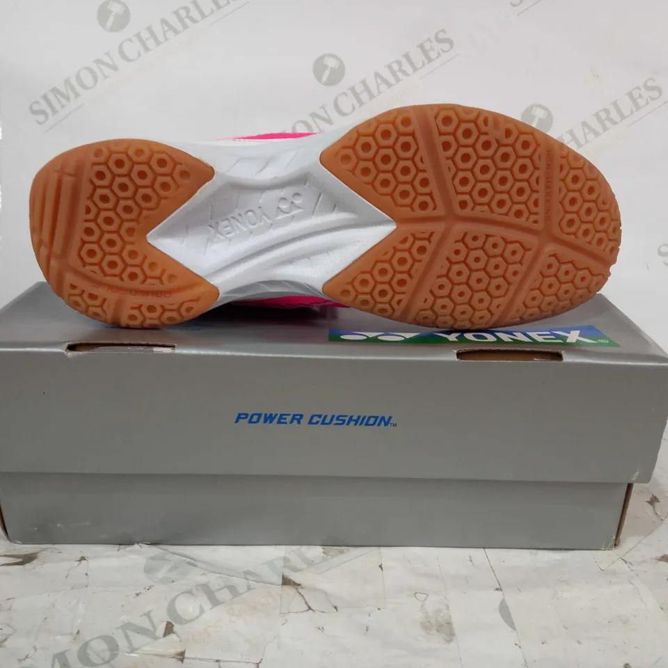 BOXED PAIR OF YONEX TRAINERS IN HOT PINK UK SIZE 7.5
