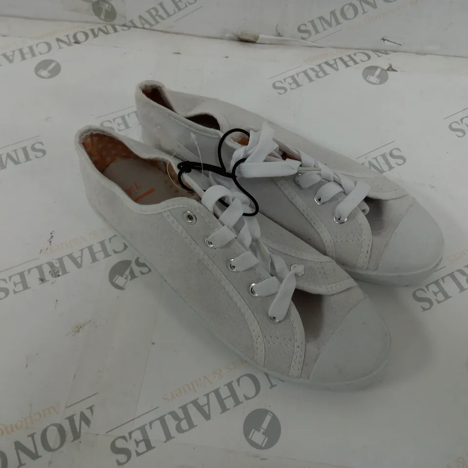 APPROXIMATELY 12 GEORGE SNEAKERS TO INCLUDE SIZES 6, 7
