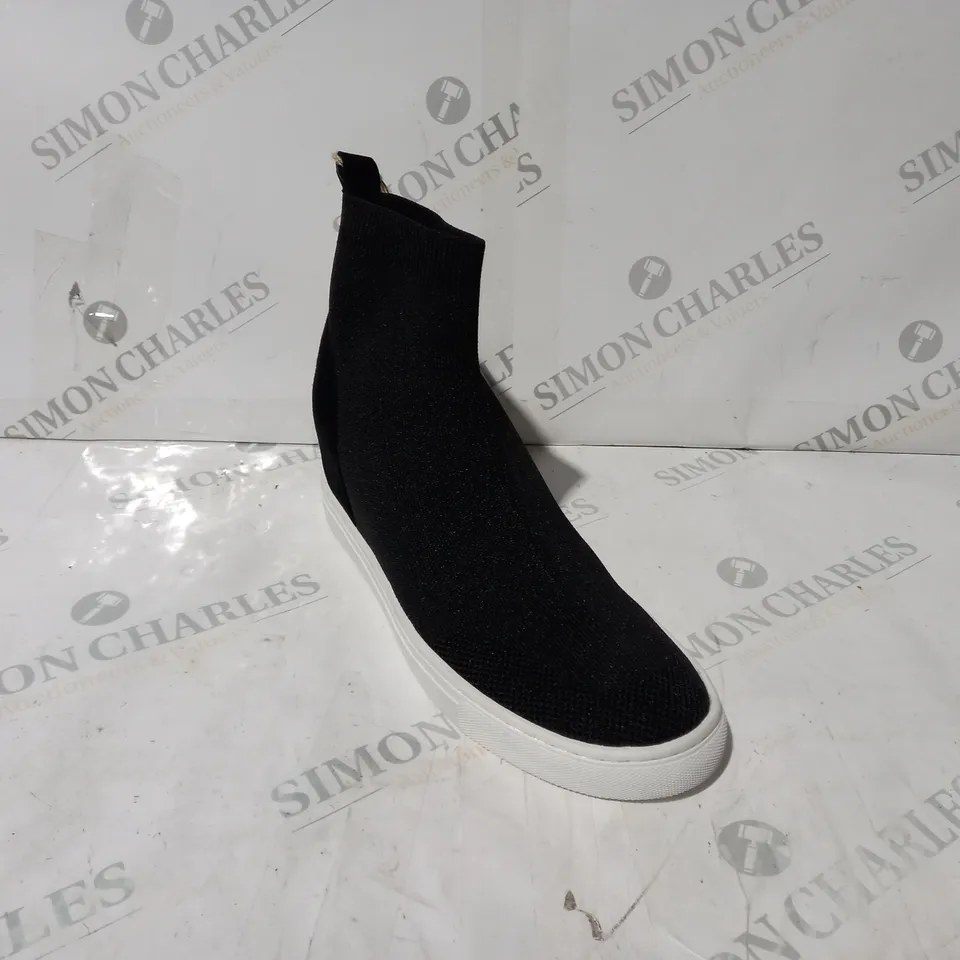 BOXED PAIR OF DUNE EMPOWER KNIT HIDDEN WEDGE TRAINERS IN BLACK UK SIZE 7