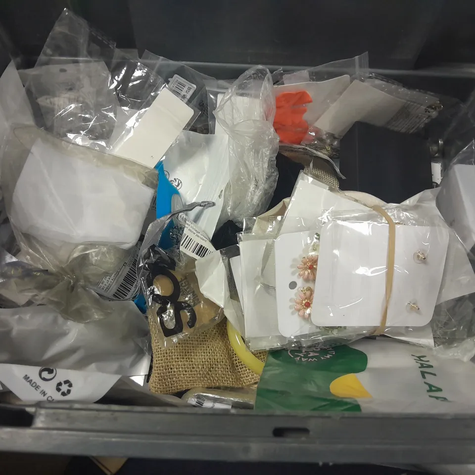 LOT OF ASSORTED JEWELLERY ITEMS TO INCLUDE NECKLACES, BRACELETS AND RINGS