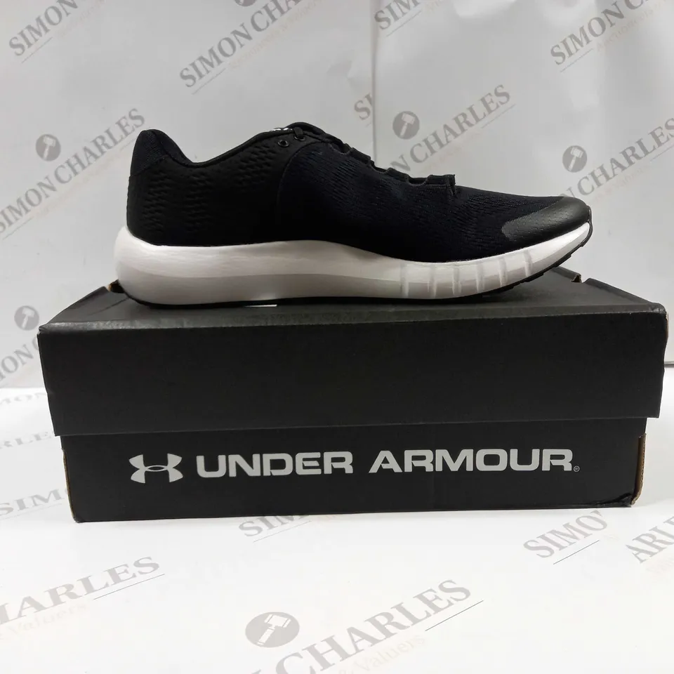 BOXED PAIR OF UNDER ARMOUR MICRO G PURSUIT TRAINERS UK SIZE 11 