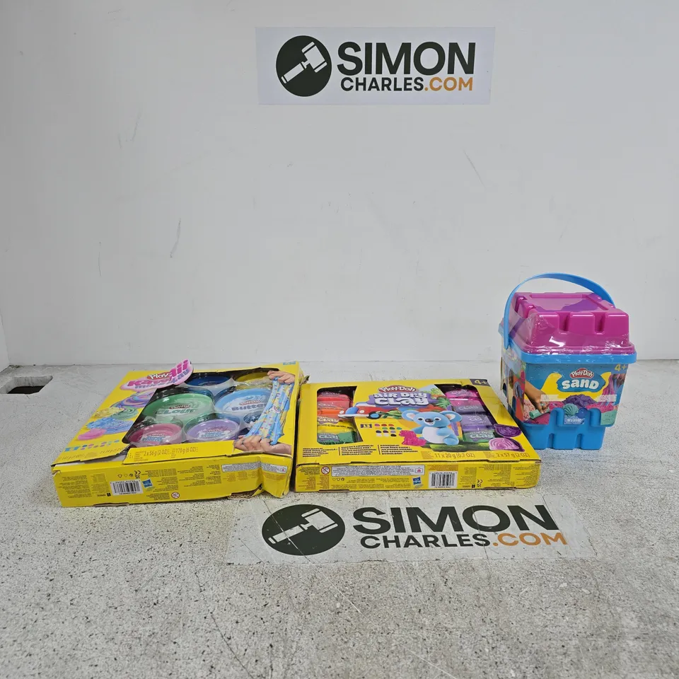 3 X PLAY DOH ITEMS TO INCLUDE SAND, AIR DRY CLAY ETC