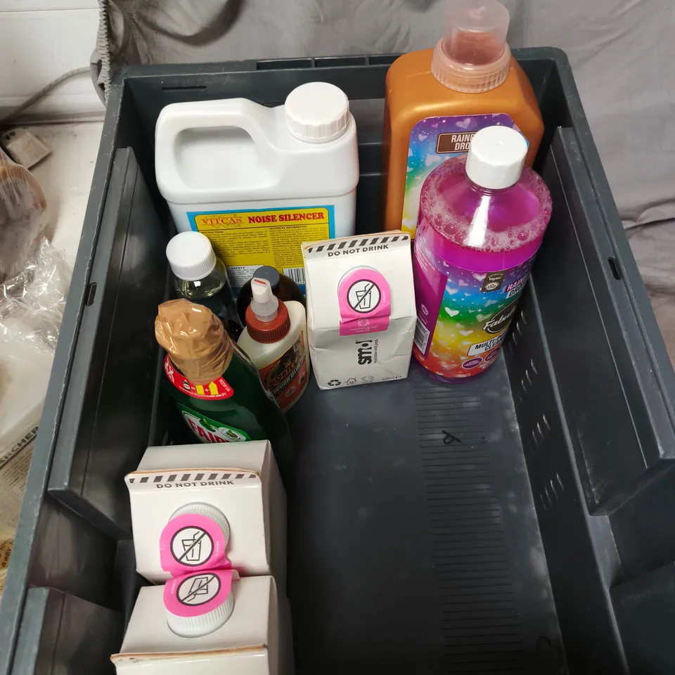 APPROXIMATELY 15 ASSORTED HOUSEHOLD LIQUIDS TO INCLUDE ASTONISH TOILET CLEANER, LENOR CREASE RELEASER AND ASEVI FLOOR CLEANER