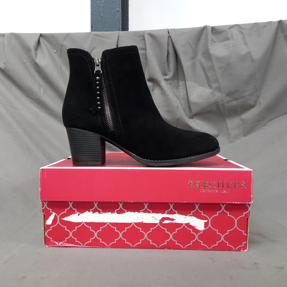 BOXED PAIR OF SKECHERS FAUX SUEDE BLOCK HEEL SHOES IN BLACK SIZE 6