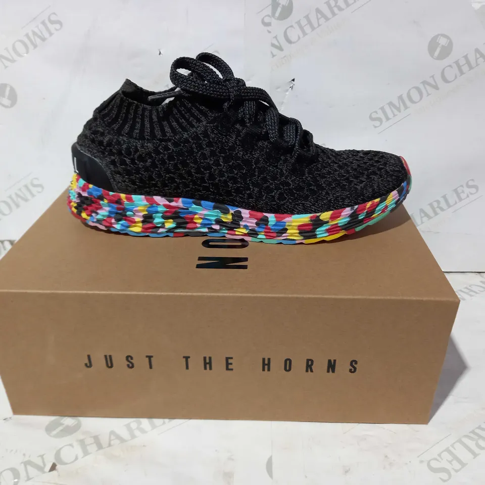 BOXED PAIR OF NOBULL DIAMOND KNIT RUNNER TRAINERS IN BLACK/MULTICOLOUR UK SIZE 6