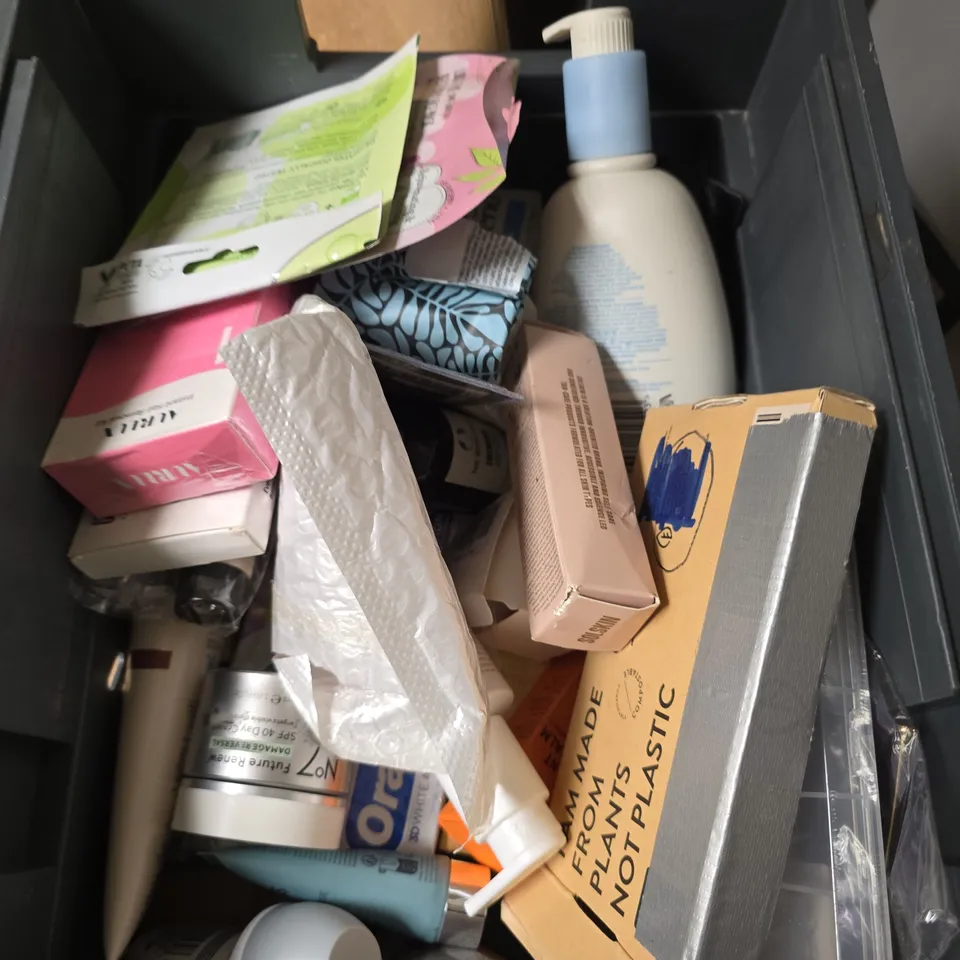 APPROXIMATELY 15 ASSORTED HEALTH & BEAUTY PRODUCTS TO INCLUDE BODY WASH, WET WIPES, MOISTURISER ETC