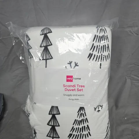 VERY HOME SCANDI TREE DUVET SET – KING SIZE