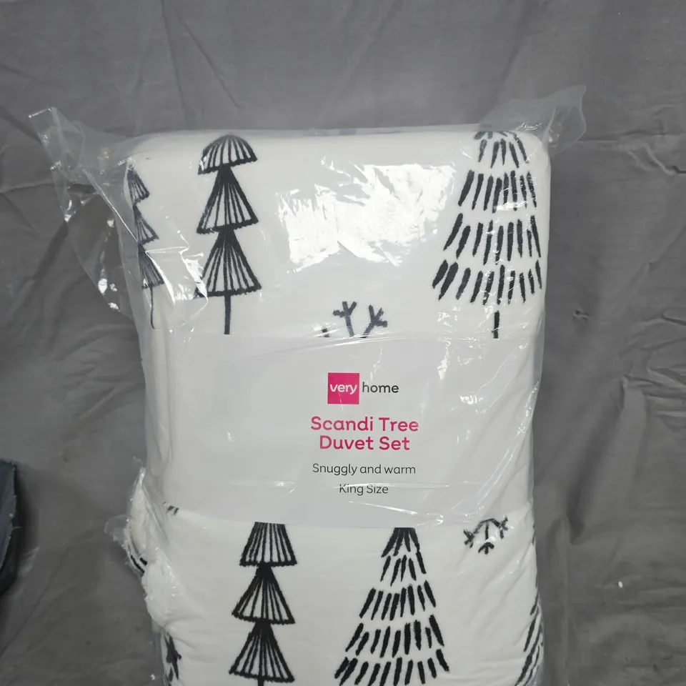 VERY HOME SCANDI TREE DUVET SET – KING SIZE