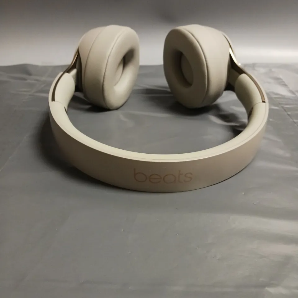 BEATS BY DRE BEIGE WIRELESS HEADPHONES. 