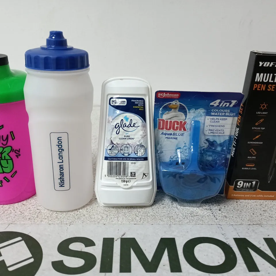 APPROXIMATELY 15 ASSORTED HOUSEHOLD PRODUCTS TO INCLUDE PEN SET , DRINKING BOTTLES AND DUCK AQUA 