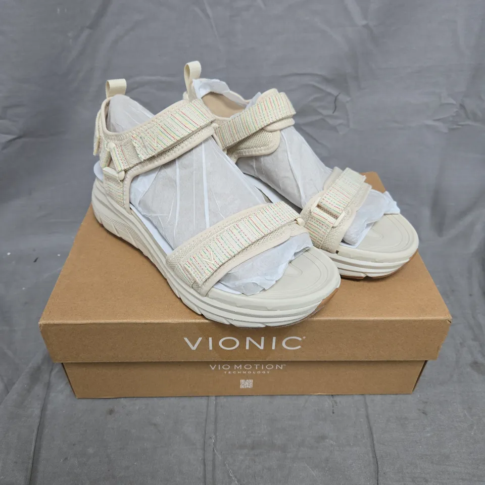 BOXED VIONIC WALK MAX SANDALS IN CREAM - SIZE 5