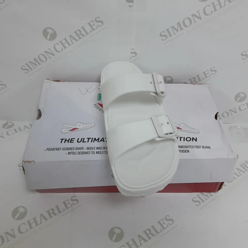 BOXED PAIR OF SKECHERS ARCH FIT FOAMIES SLIDE SANDALS IN WHITE SIZE 6