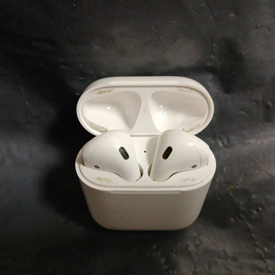  APPLE AIRPODS 1ST GENERATION IN WHITE A1602