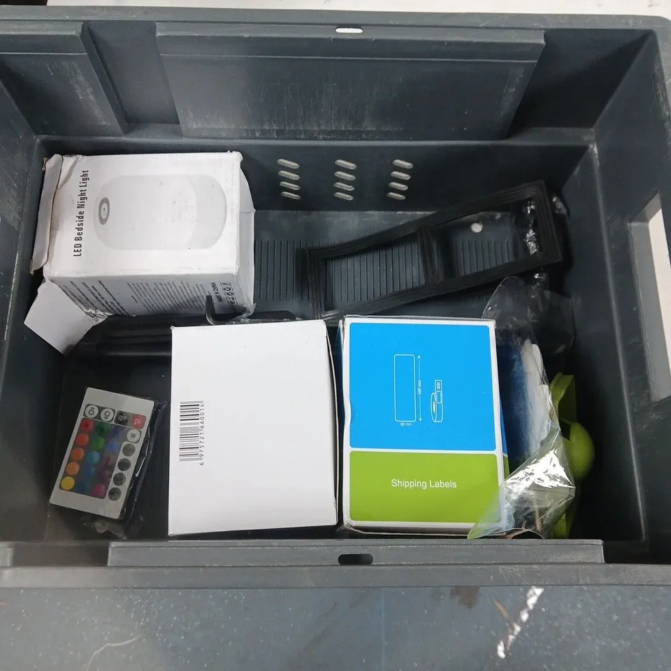 LOT OF ASSORTED HOUSEHOLD ITEMS TO INCLUDE LED SOLAR FENCE LIGHTS, YALE PROFILE CYLINDER AND 1KG WEIGHT
