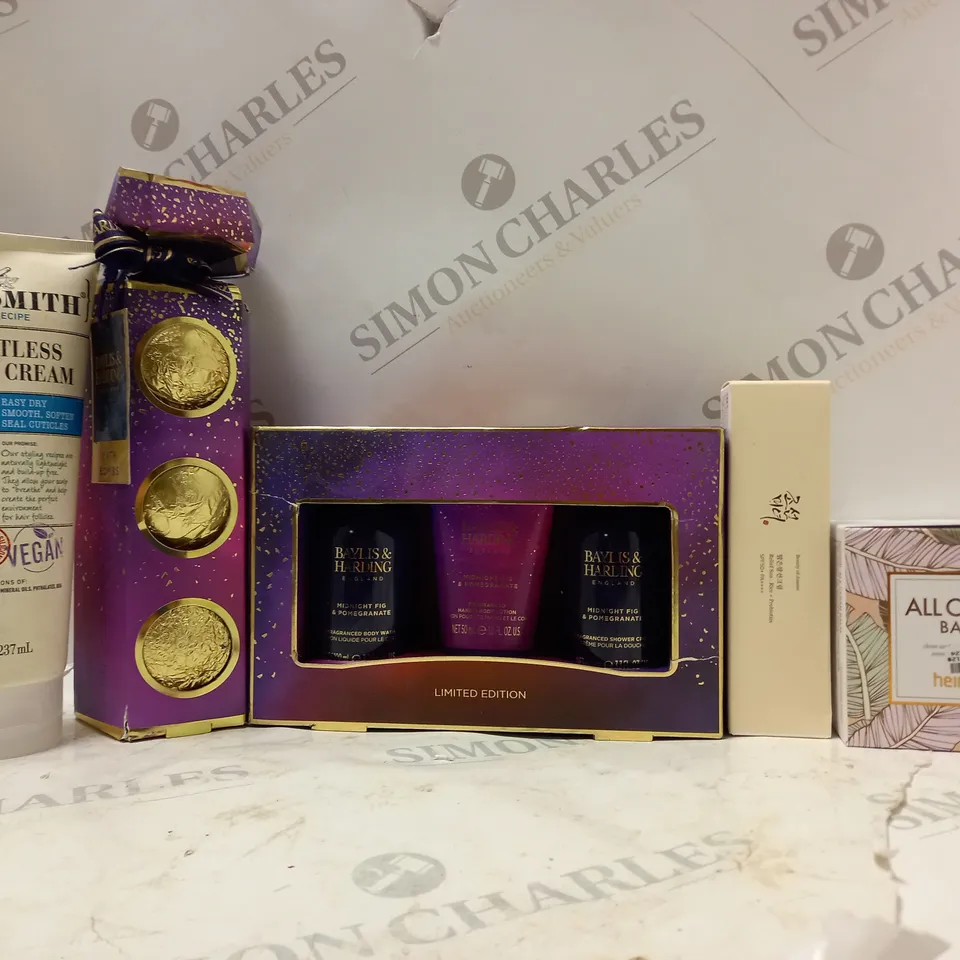 BOX OF APPROX 15 ASSORTED HEALTH AND BEAUTY ITEMS TO INCLUDE - CURLSMITH WEIGHTLESS AIR DRY CREAM - ALL CLEAN BALM - BAYLIS & HARDING SOAPS ECT 