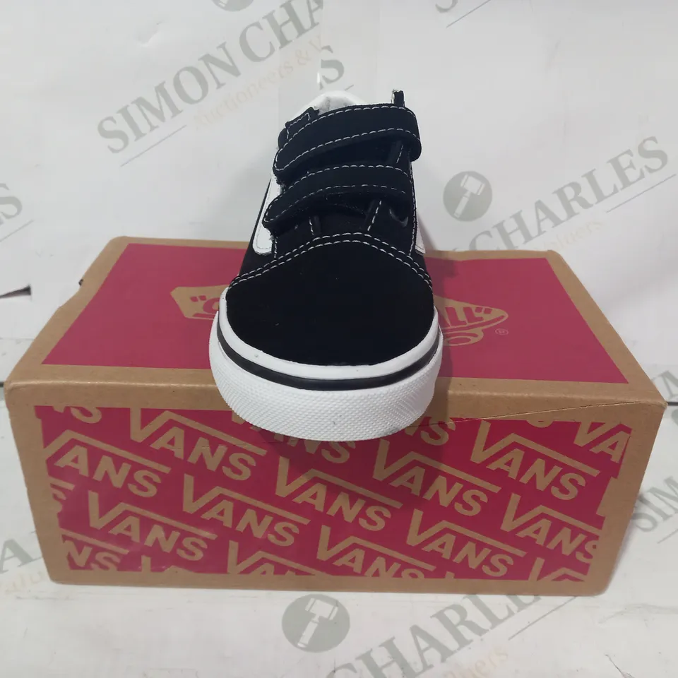 BOXED PAIR OF VANS OLD SKOOL V KIDS SHOES IN BLACK/WHITE UK SIZE 8.5